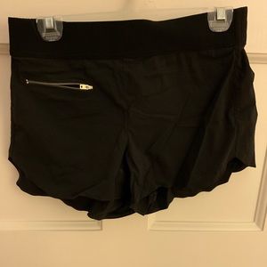 Athleta mod Trekkie black short size 6 EUC